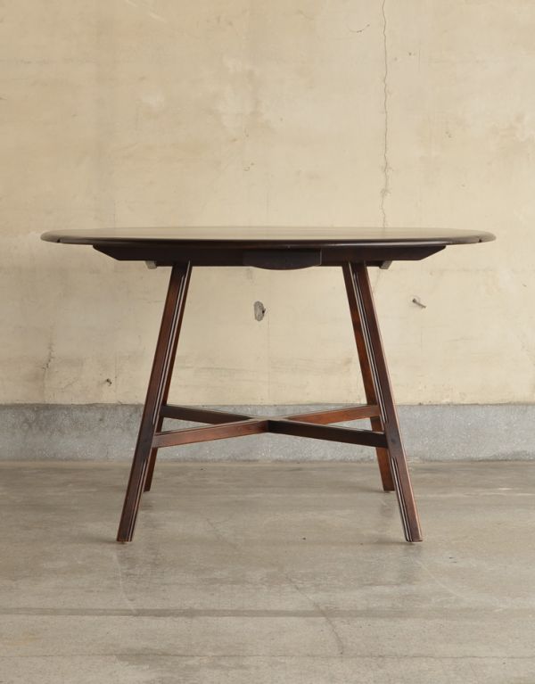 アンティーク家具 アンティークのアーコール家具、ドロップリーフダイニングテーブル。アーコールらしいハの字に開いた脚がキュートです。(k-1024-f)