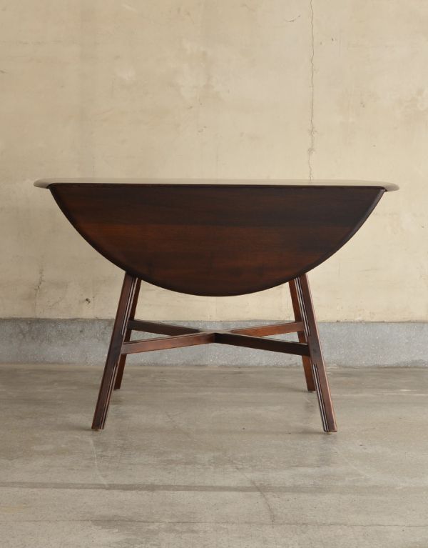 アンティーク家具 アンティークのアーコール家具、ドロップリーフダイニングテーブル。丸いテーブルなのでお子様がいるご家庭でも安心してお使い頂けます。(k-1024-f)