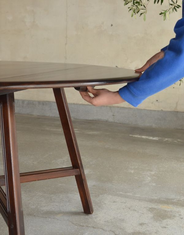 アンティーク家具 アンティークのアーコール家具、ドロップリーフダイニングテーブル。広げるのはとっても簡単。(k-1024-f)