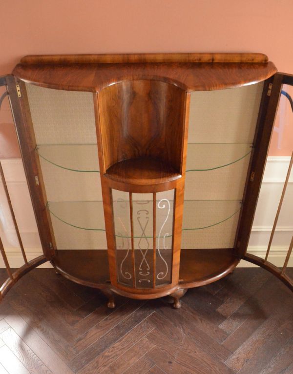 アンティークのキャビネット　アンティーク家具　上品なアンティークの英国家具、きらめくガラスキャビネット。１枚づつの扉なので、扉を開いたときも美しいです。(k-1026-f)