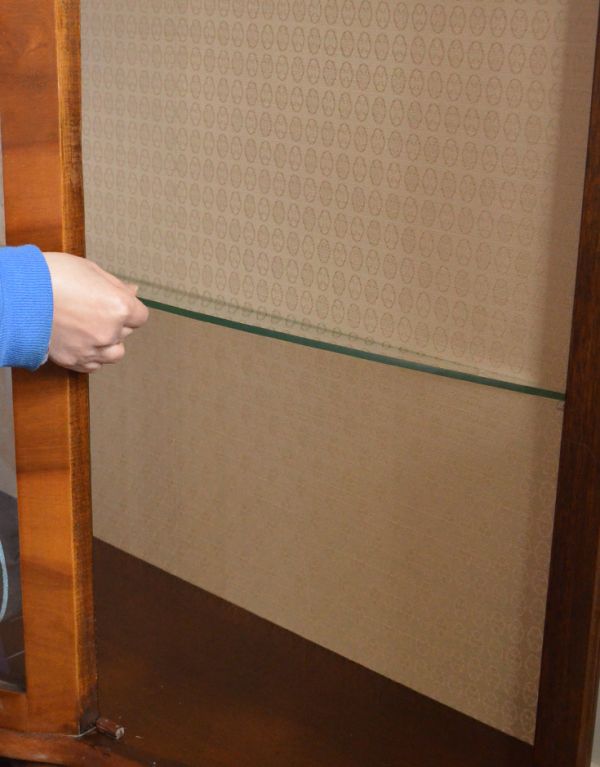 アンティークのキャビネット　アンティーク家具　上品なアンティークの英国家具、きらめくガラスキャビネット。ガラスの棚板は上段は固定、中段は可動です。(k-1026-f)