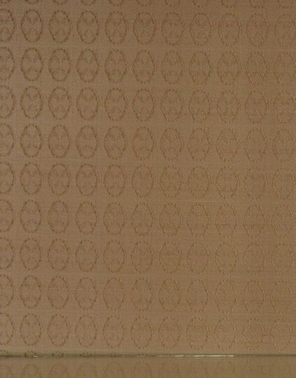 アンティークのキャビネット　アンティーク家具　上品なアンティークの英国家具、きらめくガラスキャビネット。シンプルで優しい模様の入った新しい布地を貼っています。(k-1026-f)