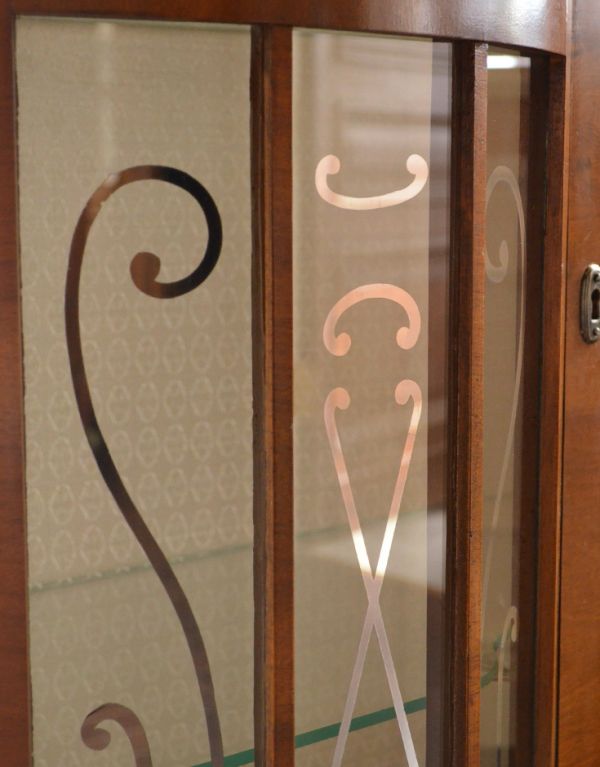 アンティークのキャビネット　アンティーク家具　上品なアンティークの英国家具、きらめくガラスキャビネット。ガラスもアンティークならでは。(k-1026-f)