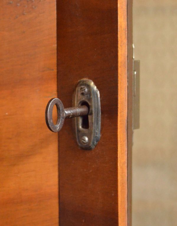 アンティークのキャビネット　アンティーク家具　上品なアンティークの英国家具、きらめくガラスキャビネット。取っ手は、鍵を引っ掛けて開閉してください。(k-1026-f)