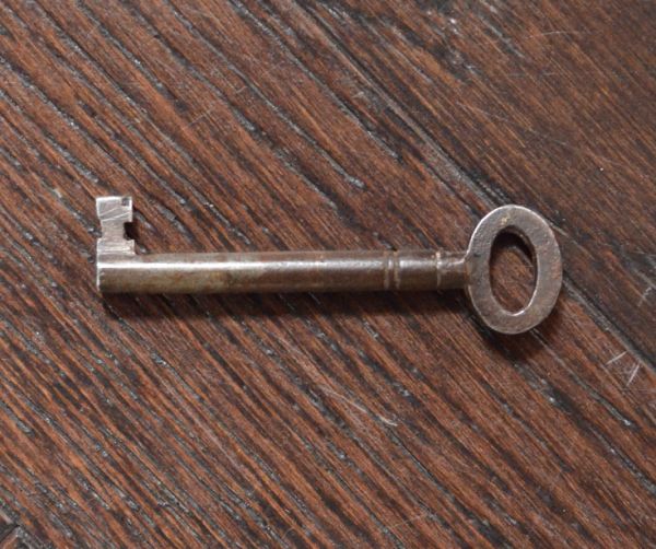 アンティークのキャビネット　アンティーク家具　上品なアンティークの英国家具、きらめくガラスキャビネット。アンティークの可愛い鍵です。(k-1026-f)