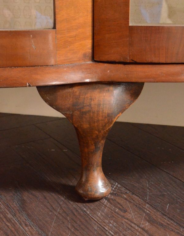 アンティークのキャビネット　アンティーク家具　上品なアンティークの英国家具、きらめくガラスキャビネット。安定感のある脚がしっかり支えます。(k-1026-f)