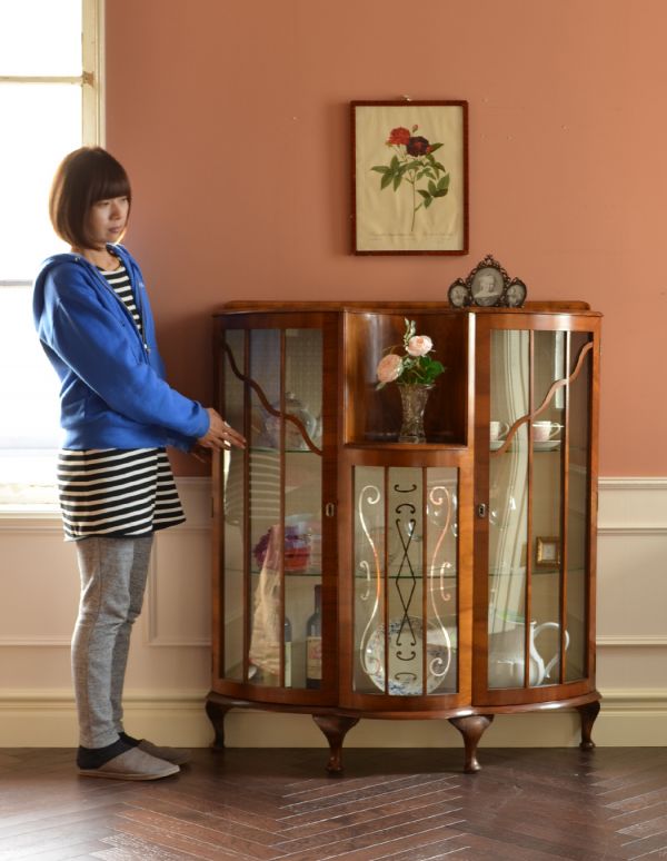 アンティークのキャビネット　アンティーク家具　上品なアンティークの英国家具、きらめくガラスキャビネット。お気に入りの雑貨や食器を並べてみましょう。(k-1026-f)