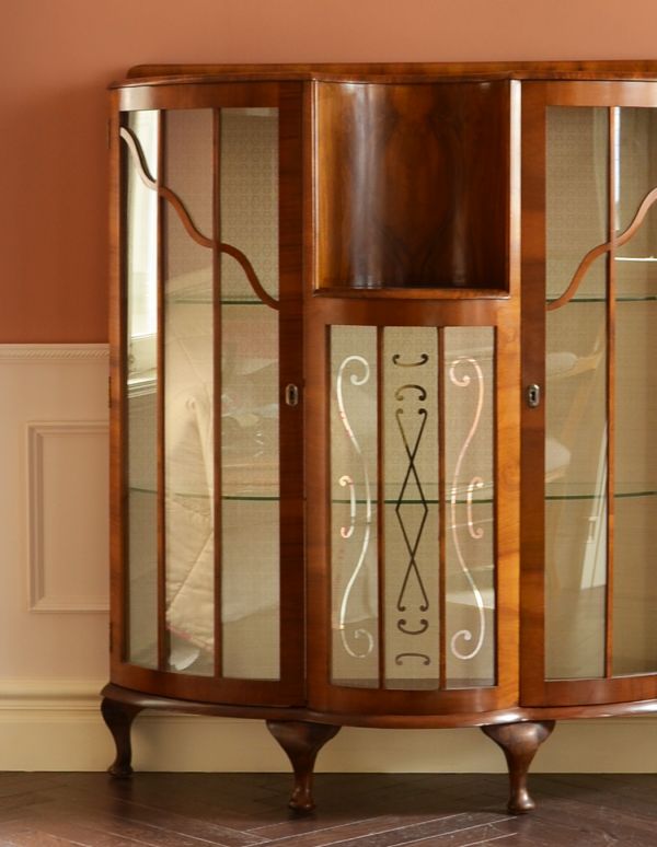 アンティークのキャビネット　アンティーク家具　上品なアンティークの英国家具、きらめくガラスキャビネット。リビングや寝室、玄関などで試してみてください。(k-1026-f)