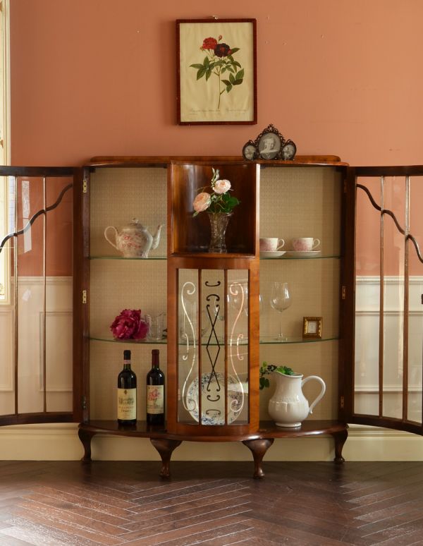 アンティークのキャビネット　アンティーク家具　上品なアンティークの英国家具、きらめくガラスキャビネット。３段あります。(k-1026-f)