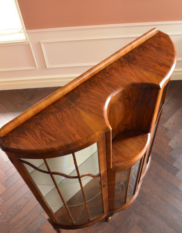 アンティークのキャビネット　アンティーク家具　上品なアンティークの英国家具、きらめくガラスキャビネット。天板もピカピカにお直ししました。(k-1026-f)