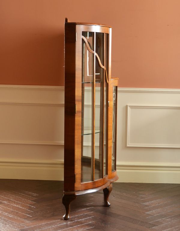 アンティークのキャビネット　アンティーク家具　上品なアンティークの英国家具、きらめくガラスキャビネット。サイドもガラスなので、どこから見ても美しいです！しっかり作られているので、安心してお使いいただけます。(k-1026-f)