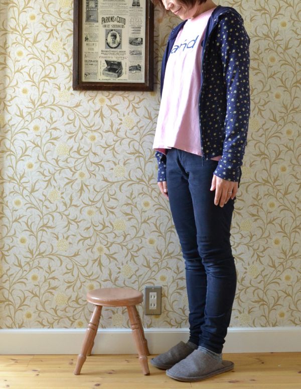 板座面　アンティーク チェア　可愛い色のアンティークチェア、パステルピンクのペイントスツール。座っても飾っても使える可愛いスツールはいつでも人気！（モデルの身長は163cmです）【 全体 】幅26.5×奥行26.5×高さ28cm【 座面 】幅21×奥行21cm。(k-1027-c)