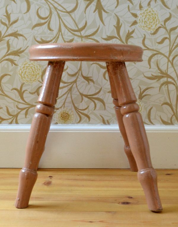 板座面　アンティーク チェア　可愛い色のアンティークチェア、パステルピンクのペイントスツール。角が丸く作られているので、小さいお子様がいるご家庭でも安心です。(k-1027-c)