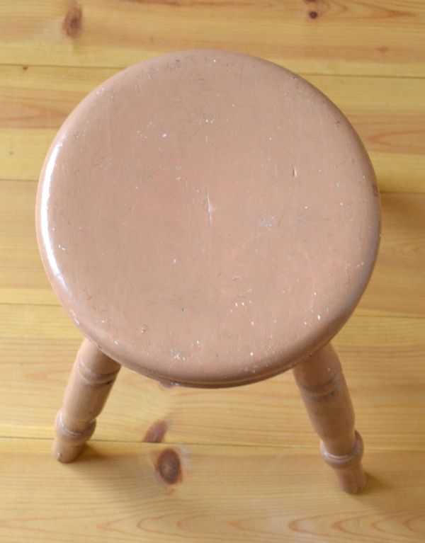 板座面　アンティーク チェア　可愛い色のアンティークチェア、パステルピンクのペイントスツール。まるい座面は愛嬌があります。(k-1027-c)