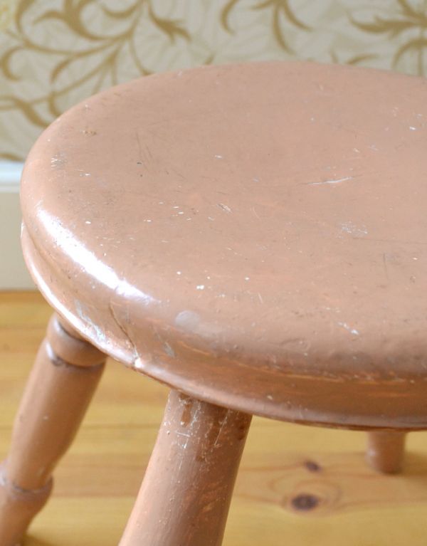 板座面　アンティーク チェア　可愛い色のアンティークチェア、パステルピンクのペイントスツール。アンティークは新品ではないので、経年変化によるキズはありますが、専門の職人によって目立たないようにキレイにお直しをしています。(k-1027-c)