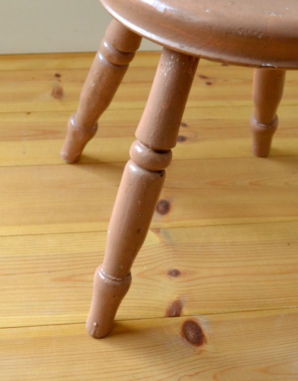 板座面　アンティーク チェア　可愛い色のアンティークチェア、パステルピンクのペイントスツール。メンテナンスをしっかりしているので、男性の方でも安心してお掛けください。(k-1027-c)