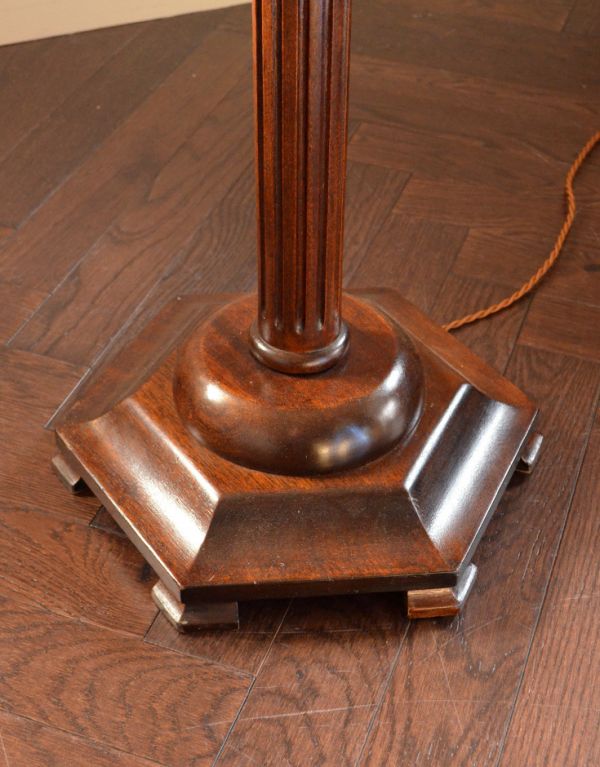 照明・ライティング アンティークのスタンド照明、花柄シェードのフロアランプ。しっかり支える安定した土台です。(k-1028-f)