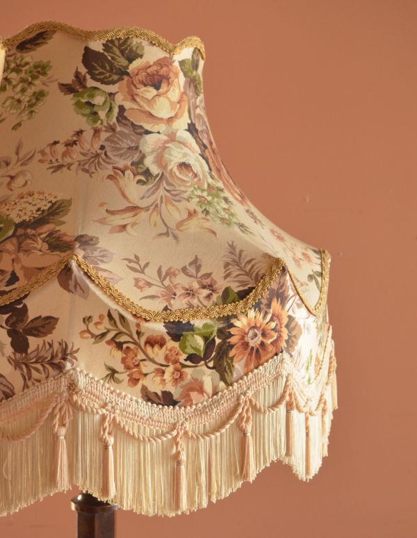 照明・ライティング アンティークのスタンド照明、花柄シェードのフロアランプ。華やかなお花柄の布シェードです。(k-1028-f)