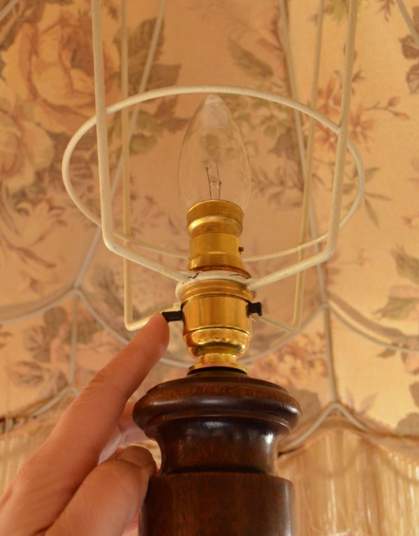 照明・ライティング アンティークのスタンド照明、花柄シェードのフロアランプ。スイッチはソケットの下にあります。(k-1028-f)