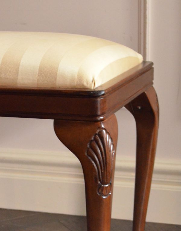 ダイニングチェア　アンティーク チェア　女性らしい猫脚の英国アンティークチェア、布張り座面のスツール。脚の付け根にも彫があります。(k-1030-c)