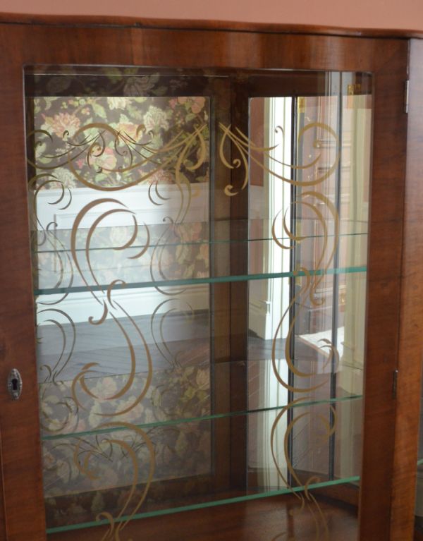 アンティーク家具　エレガントなアンティーク英国家具、綺麗なガラスのショーケース。ガラスもアンティークならでは。(k-1030-f)