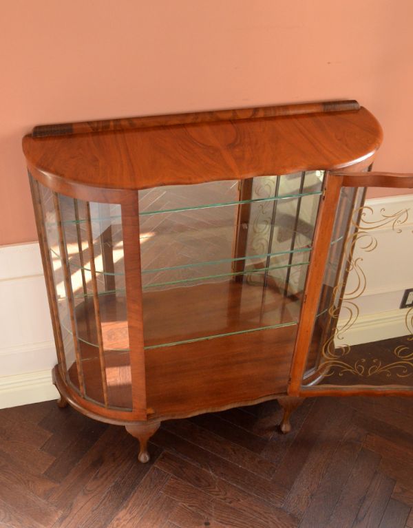 アンティーク家具　エレガントなアンティーク英国家具、綺麗なガラスのショーケース。１枚の扉なので、扉を開いたときも美しいです。(k-1030-f)
