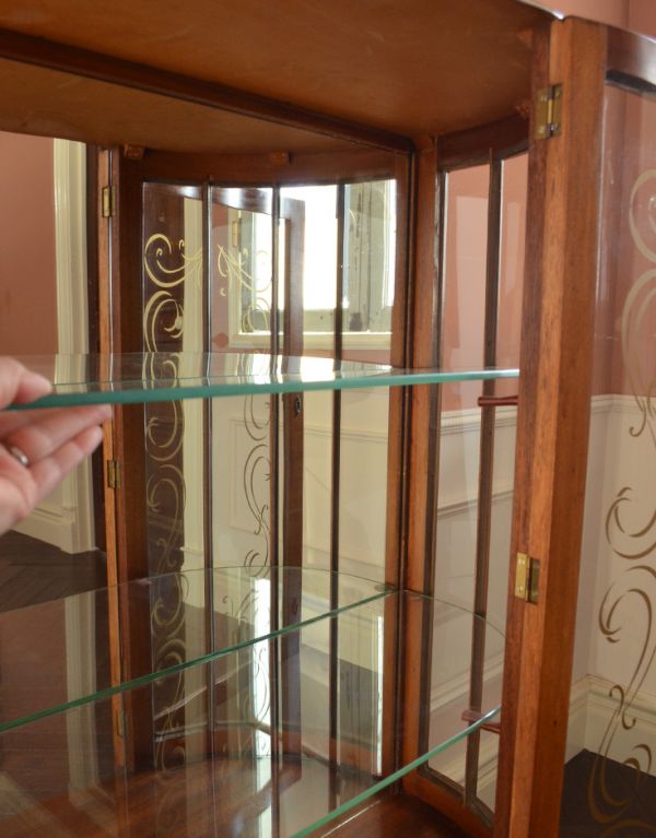 アンティーク家具　エレガントなアンティーク英国家具、綺麗なガラスのショーケース。ガラスの棚板は可動です。(k-1030-f)