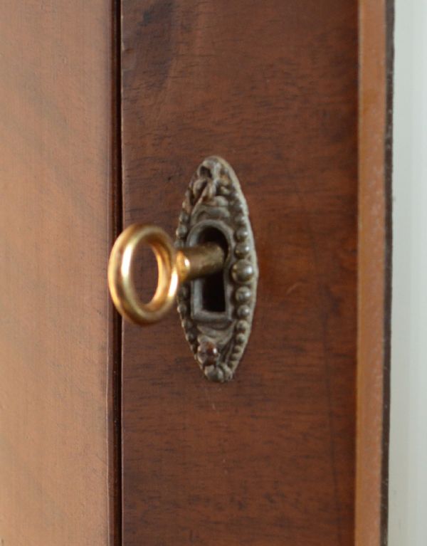 アンティーク家具　エレガントなアンティーク英国家具、綺麗なガラスのショーケース。鍵は使えます。(k-1030-f)