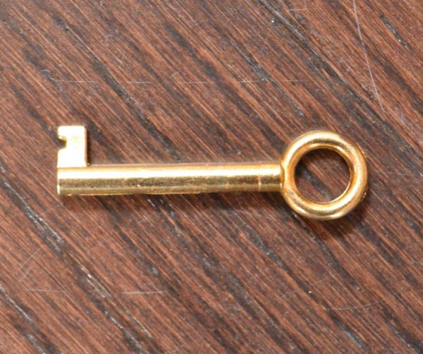 アンティーク家具　エレガントなアンティーク英国家具、綺麗なガラスのショーケース。アンティークの鍵が付いています。(k-1030-f)