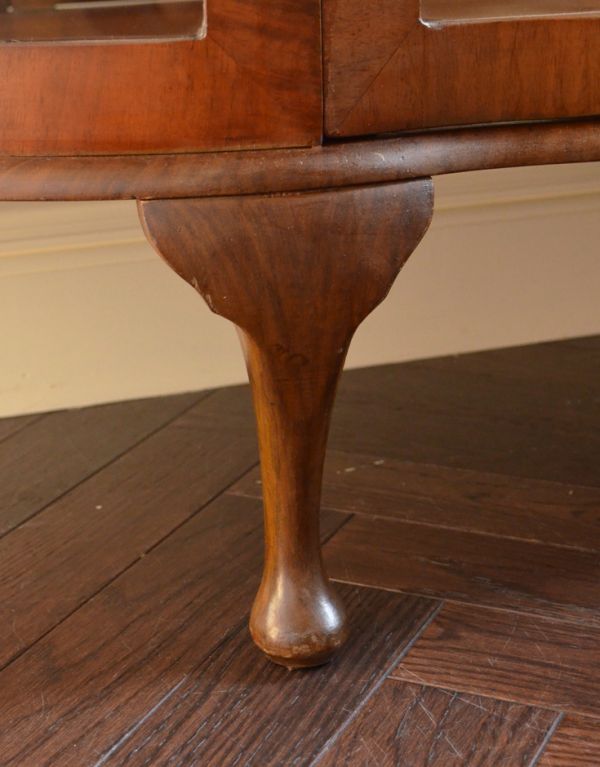 アンティーク家具　エレガントなアンティーク英国家具、綺麗なガラスのショーケース。安定感のある脚がしっかり支えます。(k-1030-f)