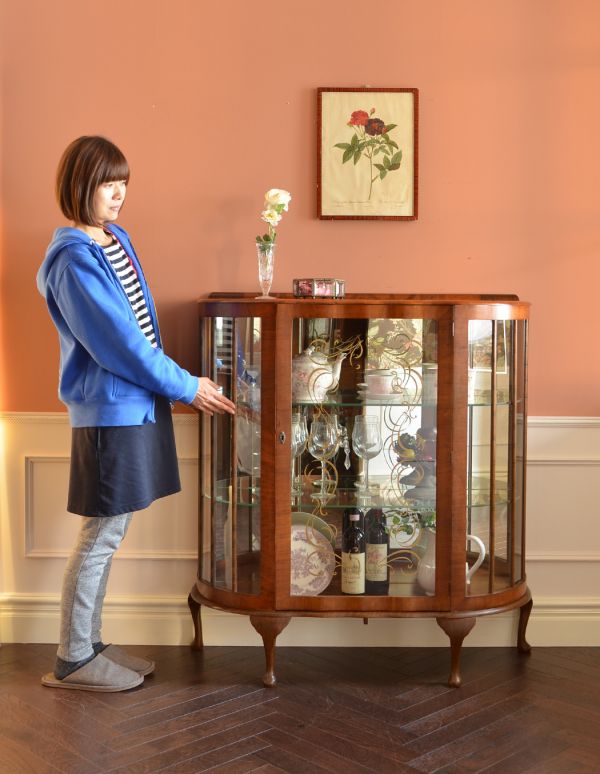 アンティーク家具　エレガントなアンティーク英国家具、綺麗なガラスのショーケース。お気に入りの雑貨や食器を並べてみましょう。(k-1030-f)