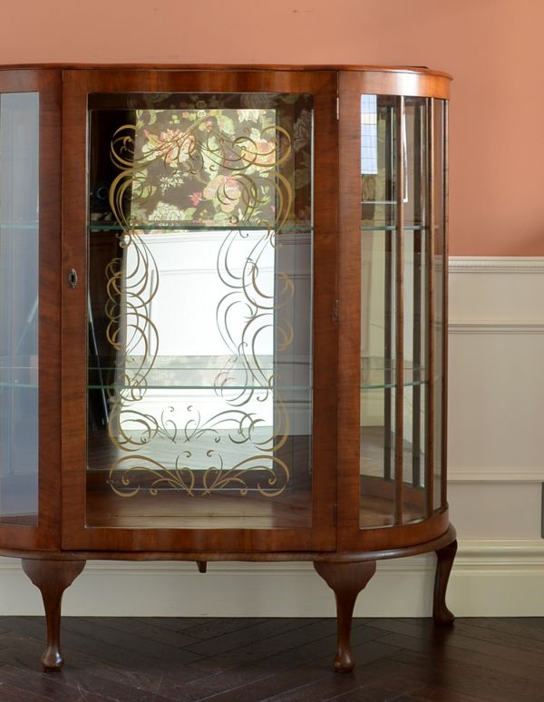 アンティーク家具　エレガントなアンティーク英国家具、綺麗なガラスのショーケース。リビングや寝室、玄関などで試してみてください。(k-1030-f)