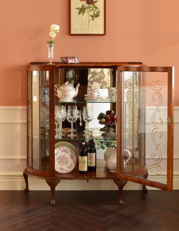 アンティーク家具　エレガントなアンティーク英国家具、綺麗なガラスのショーケース。３段あります。(k-1030-f)