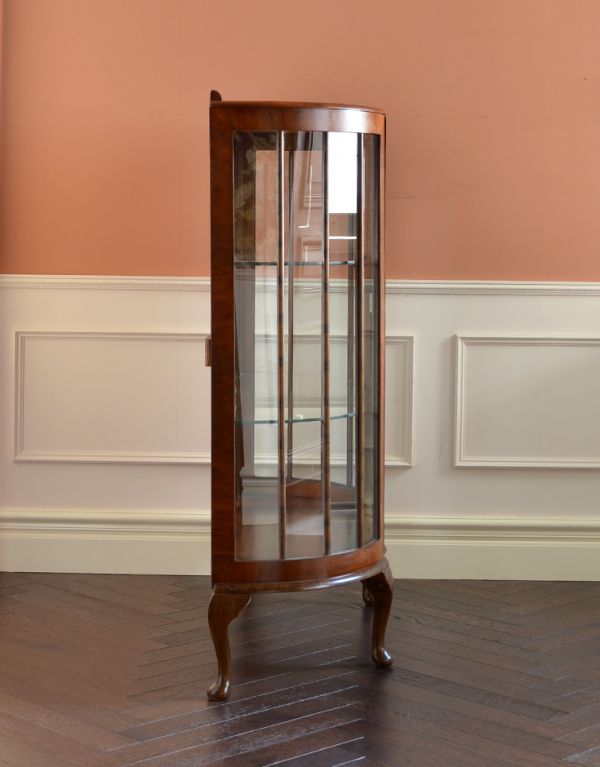 アンティーク家具　エレガントなアンティーク英国家具、綺麗なガラスのショーケース。サイドもガラスなので、どこから見ても美しいです！しっかり作られているので、安心してお使いいただけます。(k-1030-f)