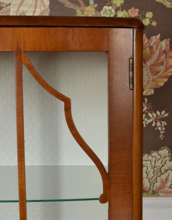 アンティーク家具　ウォルナット材のアンティーク家具、英国のガラスキャビネット（飾り棚）。風格と品があるので、リビングはもちろん、和室や書斎、客間にも最適。(k-1031-f)