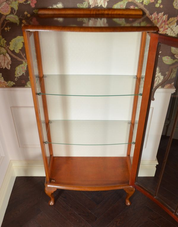 アンティーク家具　ウォルナット材のアンティーク家具、英国のガラスキャビネット（飾り棚）。１枚の扉なので、扉を開いたときも美しいです。(k-1031-f)