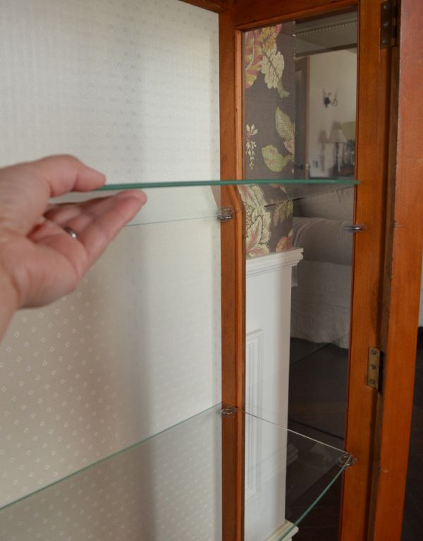 アンティーク家具　ウォルナット材のアンティーク家具、英国のガラスキャビネット（飾り棚）。ガラスの棚板は可動です。(k-1031-f)