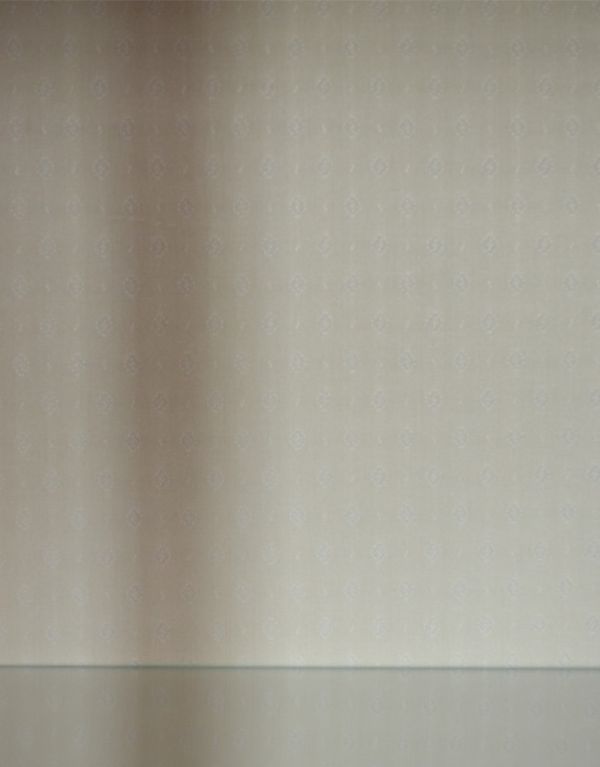 アンティーク家具　ウォルナット材のアンティーク家具、英国のガラスキャビネット（飾り棚）。シンプルな模様のクロスを貼りました。(k-1031-f)