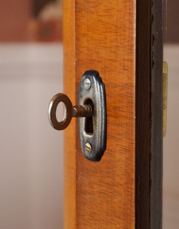 アンティーク家具　ウォルナット材のアンティーク家具、英国のガラスキャビネット（飾り棚）。鍵は使えます。(k-1031-f)