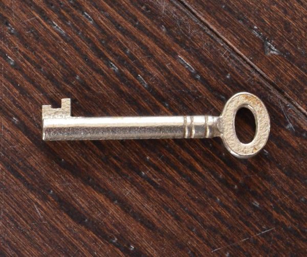 アンティーク家具　ウォルナット材のアンティーク家具、英国のガラスキャビネット（飾り棚）。アンティークの鍵が付いています。(k-1031-f)