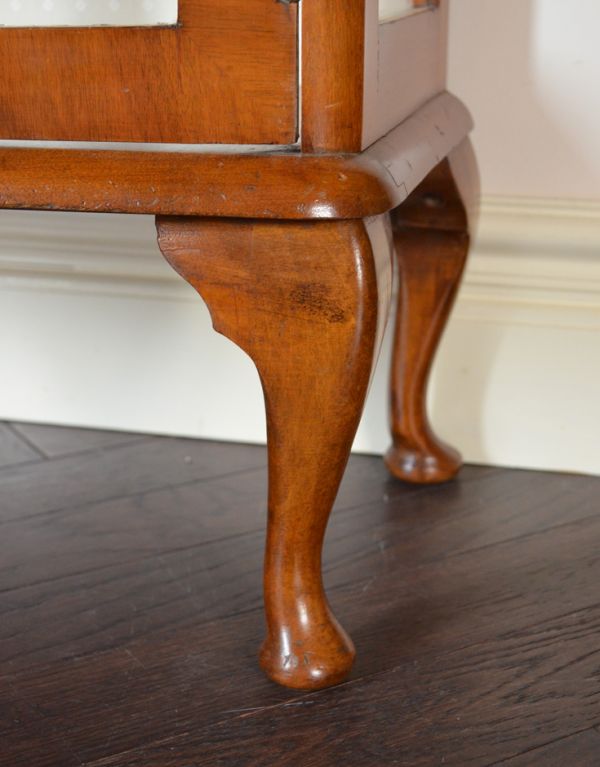 アンティーク家具　ウォルナット材のアンティーク家具、英国のガラスキャビネット（飾り棚）。安定感のある脚がしっかり支えます。(k-1031-f)