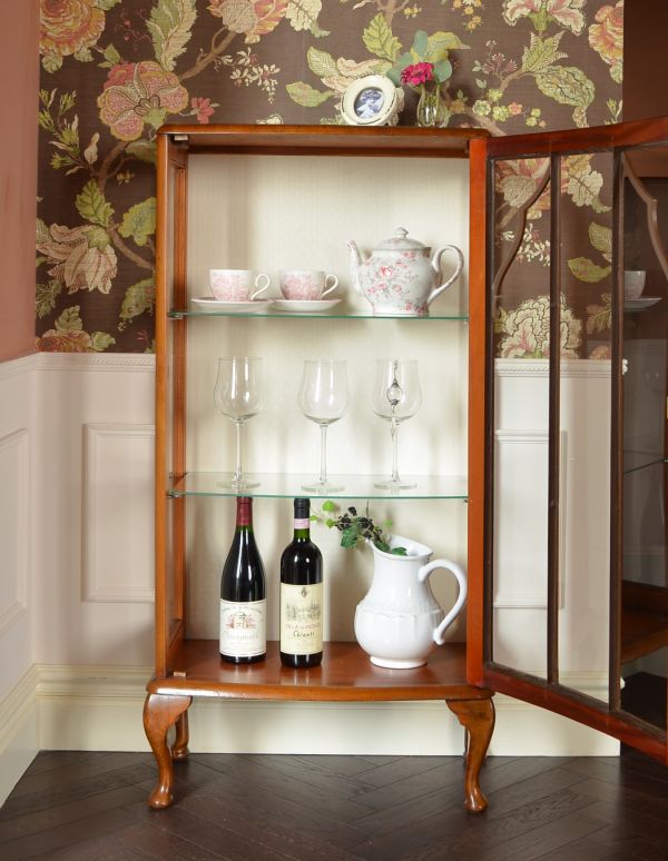 アンティーク家具　ウォルナット材のアンティーク家具、英国のガラスキャビネット（飾り棚）。食器や写真立て、本やDVDなどなど、たくさん飾ればディスプレイの幅が広がります！ガラスが大きいので、中に飾ったものがいい感じに見えてオシャレになります。(k-1031-f)