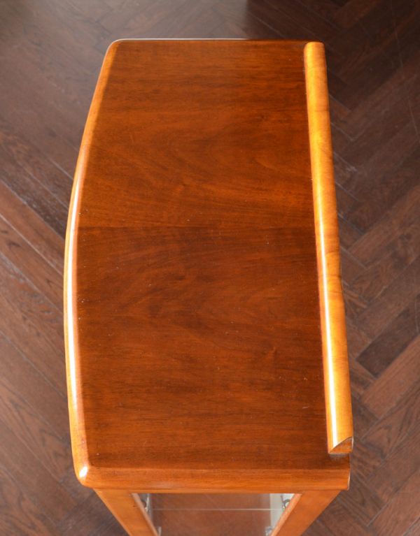 アンティーク家具　ウォルナット材のアンティーク家具、英国のガラスキャビネット（飾り棚）。天板もピカピカにお直ししました。(k-1031-f)