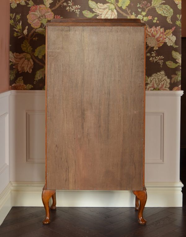 アンティーク家具　ウォルナット材のアンティーク家具、英国のガラスキャビネット（飾り棚）。キチンとメンテナンスしてあるので、裏側もキレイです。(k-1031-f)