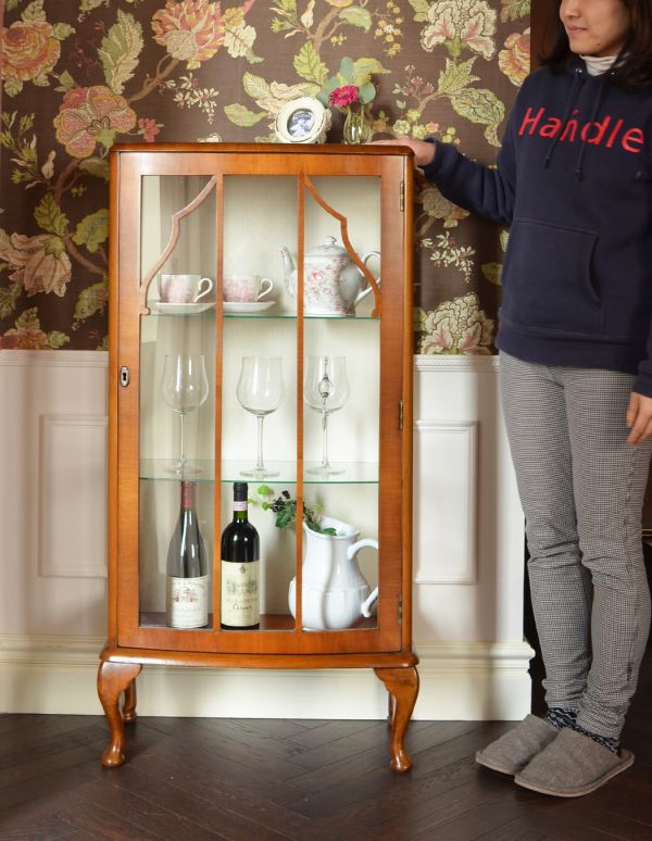 アンティーク家具　ウォルナット材のアンティーク家具、英国のガラスキャビネット（飾り棚）。リビングや寝室、玄関などで試してみてください。(k-1031-f)