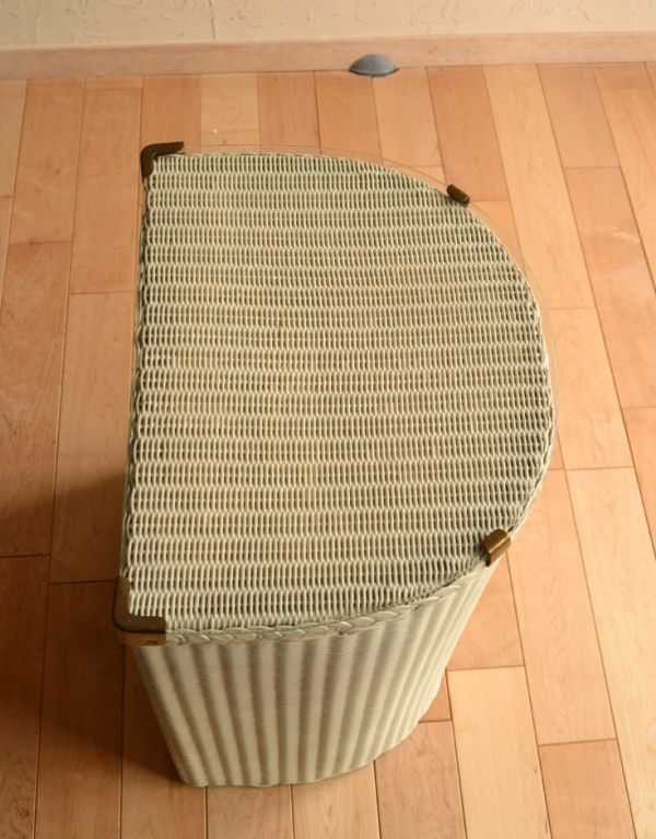 アンティーク家具　アンティークのロイドルーム家具、テーブルに使えるランドリーボックス。天板のガラスもキレイな状態です。(k-1032-f)