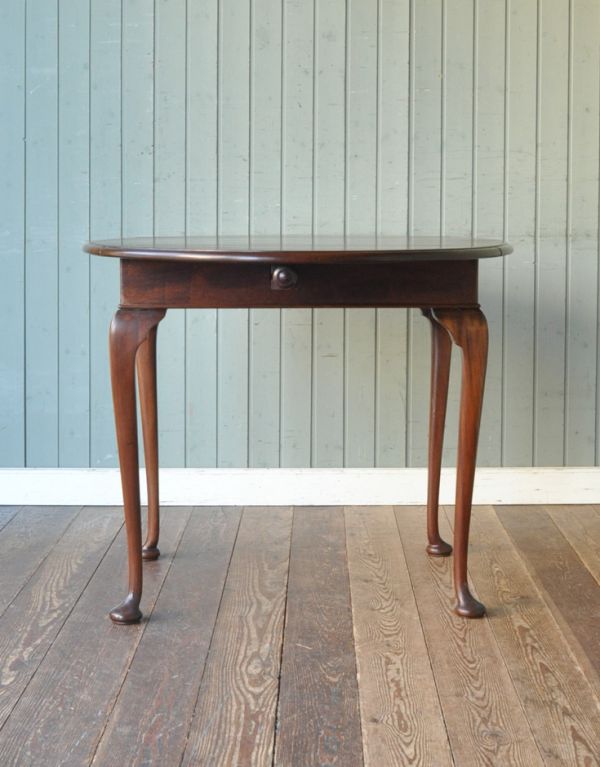 ロイドテーブル　アンティーク家具　アンティークの素敵な英国家具、マホガニー材のバタフライテーブル。デザインのある脚が可愛いです。(k-1033-f)
