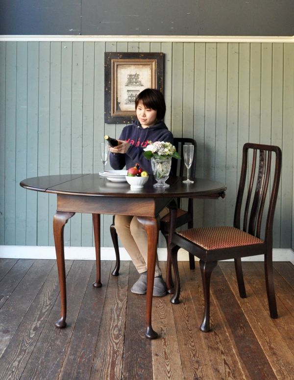 ロイドテーブル　アンティーク家具　アンティークの素敵な英国家具、マホガニー材のバタフライテーブル。広げると余裕が出てゆったり使えます！パソコンや書き物などの作業をするときも便利です。(k-1033-f)