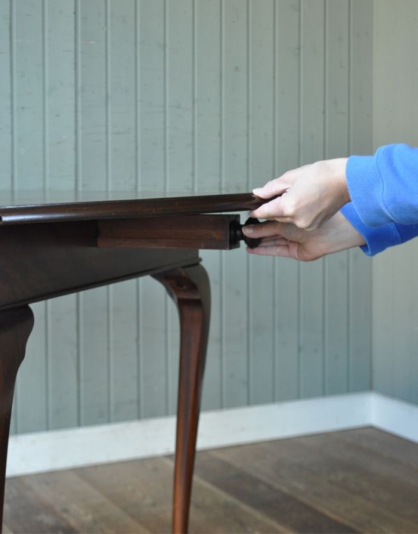 ロイドテーブル　アンティーク家具　アンティークの素敵な英国家具、マホガニー材のバタフライテーブル。広げるのはとっても簡単。(k-1033-f)