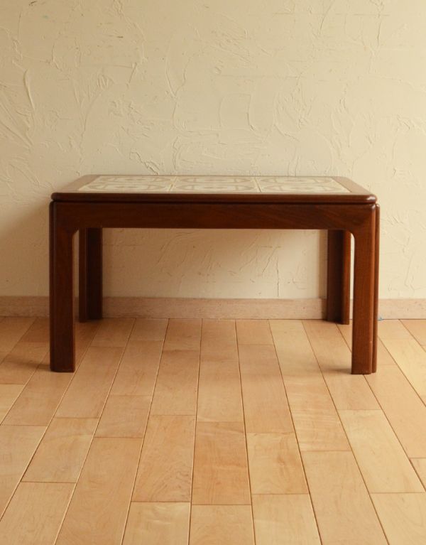 アンティーク家具 G-planのビンテージ家具、タイルトップのセンターテーブル。人気の北欧インテリアやシンプルモダンのお部屋にもピッタリですよ。(k-1034-f)
